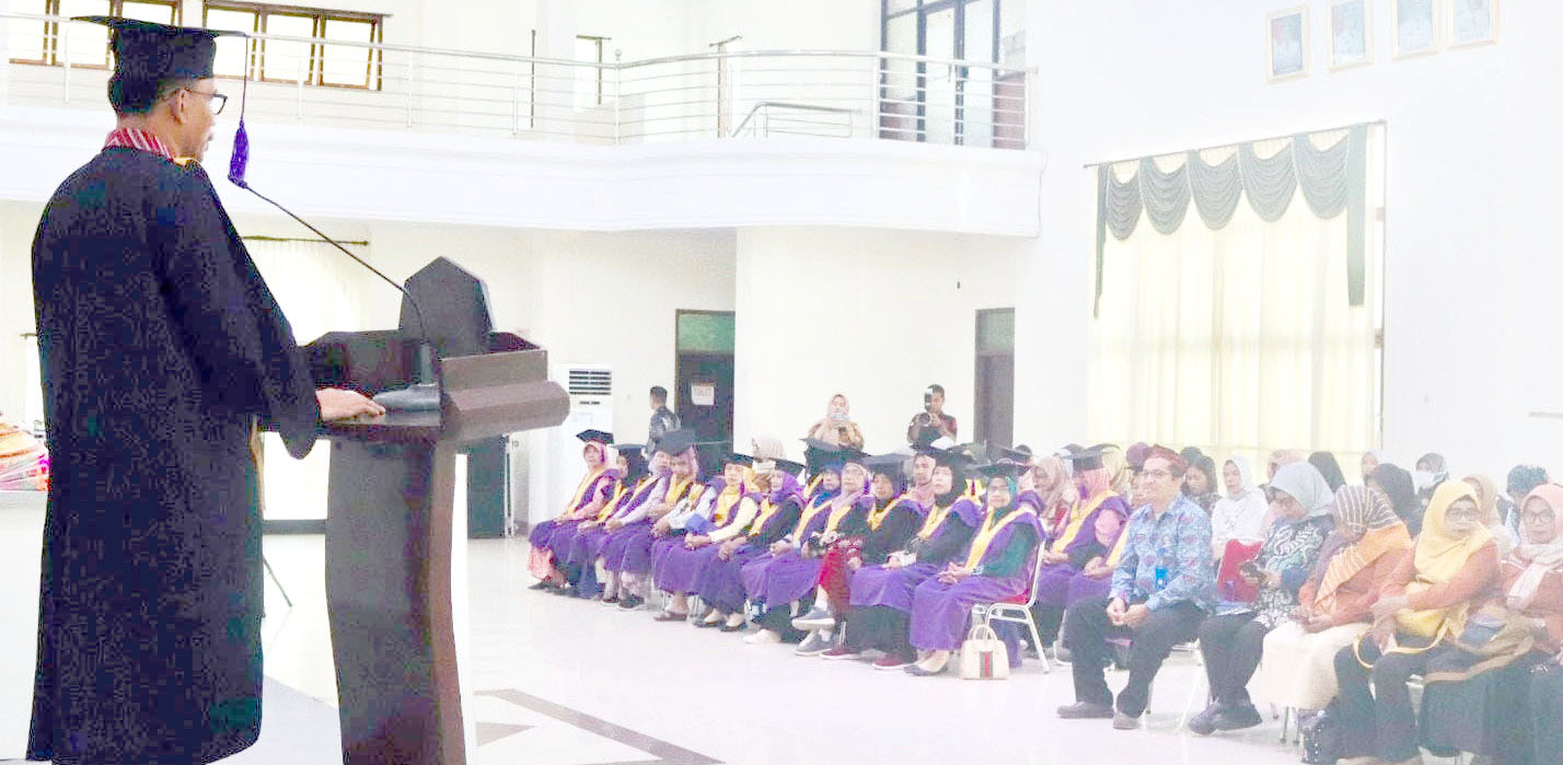 SEKOLAH LANSIA : Pj Sekretaris Kota Baubau, La Ode Aswad (kiri) saat menghadiri dan memberikan sambutan dalam kegiatan sosialisasi tujuh dimensi dan wisuda Lansia tangguh. (DINAS KOMINFO KOTA BAUBAU FOR KENDARI POS)