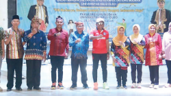 Foto bersama Rektor UHO, Prof. Dr. Muhammad Zamrun Firihu, S.Si., M.Si., M.Sc. (delapan dari kiri), Ketua DWP UHO, Viska Indah Variani (tujuh dari kanan), Dekan FIB UHO, Dr. Akhmad Marhadi, S.Sos., M.Si (enam dari kiri), Wakil Rektor, Dekan, dan Wakil Dekan Lingkup UHO.