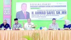 JAMINAN PEKERJA : Anggota DPR RI, H. Ahmad Safei (tengah) saat menghadiri acara sosialisasi program jaminan sosial ketenagakerjaan, di Balai Desa Totobo, kemarin.