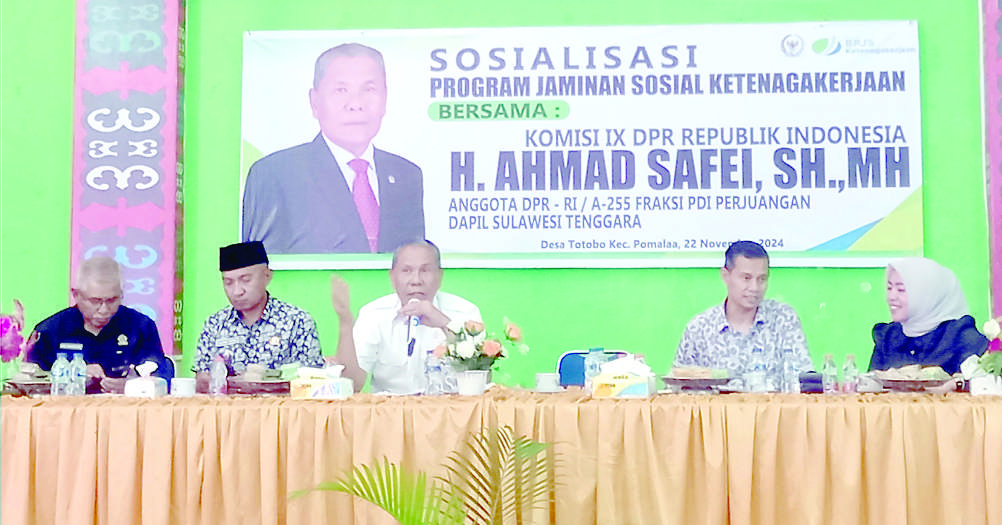 JAMINAN PEKERJA : Anggota DPR RI, H. Ahmad Safei (tengah) saat menghadiri acara sosialisasi program jaminan sosial ketenagakerjaan, di Balai Desa Totobo, kemarin.