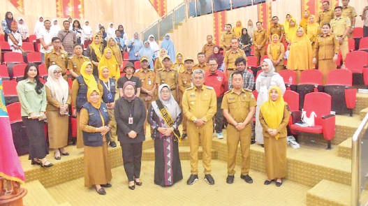 Pj Wali Kota Kendari, Muhammad Yusup foto bersama jajaran usai membuka workshop bunda Literasi Kota Kendari di Balai Kota.