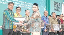 Pj Sekda Kota Kendari, dr.Sukirman menyerahkan apresiasi kepada pemenang dalam Ajang Pesta Literasi 2024.