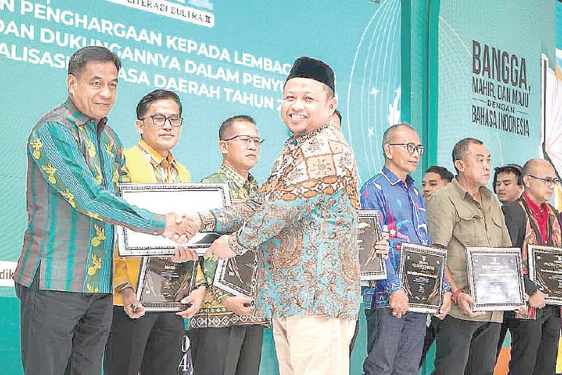 Pj Sekda Kota Kendari, dr.Sukirman menyerahkan apresiasi kepada pemenang dalam Ajang Pesta Literasi 2024.