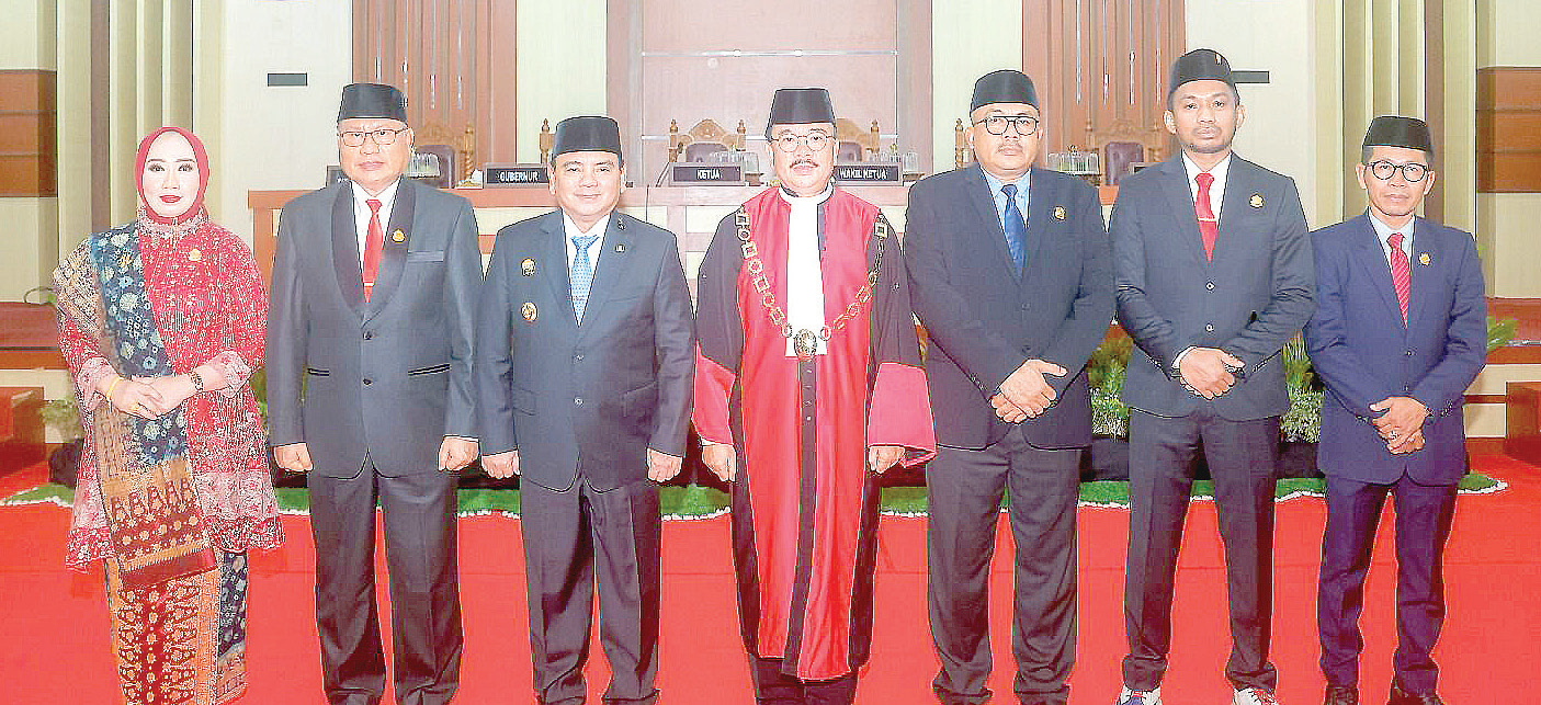 Unsur pimpinan DPRD Sultra usai pelantikan di gedung DPRD Sultra, Senin (25/11/2024) Dari kiri : Wakil Ketua III Hasmawati, Wakil Ketua II Herry Asiku, Pj Gubernur Sultra Andap Budhi Revianto, Ketua Pengadilan Tinggi Sultra Roki Panjaitan, Ketua DPRD Sultra La Ode Tariala, Wakil Ketua I La Ode Muhammad Freby Rifai dan anggota DPRD Sultra Nursalam Lada.