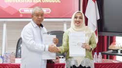 Rektor, Unsultra, Prof. Dr. H. Andi Bahrun, M.Sc., Agric., (kiri) dan Dr. Ayu Larasati., S.Sos., M.Ikom., selaku Kepala Biro Kerja Sama UEU (kanan) usai melakukan MoU beberapa waktu lalu.