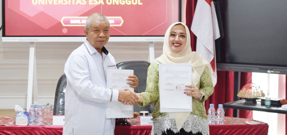 Rektor, Unsultra, Prof. Dr. H. Andi Bahrun, M.Sc., Agric., (kiri) dan Dr. Ayu Larasati., S.Sos., M.Ikom., selaku Kepala Biro Kerja Sama UEU (kanan) usai melakukan MoU beberapa waktu lalu.