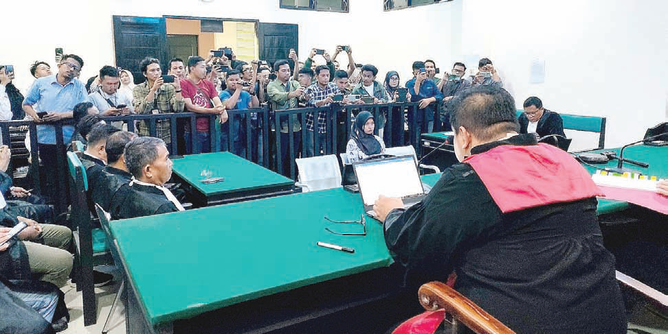 Guru honorer SDN 4 Baito Konawe Selatan (Konsel), Supriyani (tengah) mendengarkan pembacaan putusan majelis hakim Pengadilan Negeri (PN) Andoolo, Senin (25/11/2024). Supriyani dinyatakan tak bersalah dari tuduhan menganiaya muridnya dan divonis bebas.