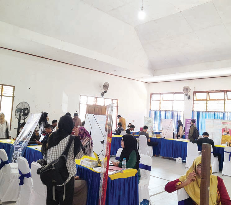 Suasana Job Fair yang diselenggarakan SMKN 4 Kendari, beberapa waktu lalu. (SRI SITIWAHYUNI/KENDARI POS)