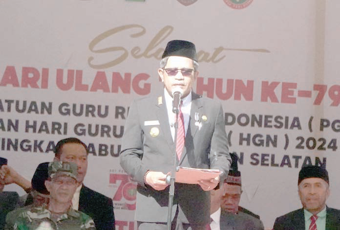 Pj. Bupati Buton Selatan, Ridwan Badallah, saat memimpin upacara peringatan Hari Guru Nasional (HGN) tingkat Buton Selatan, kemarin