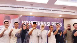 Calon Wali Kota Kendari dr.Siska Karina Imran (3 dari kiri) didampingi suami Adriatma Dwi Putra (2 dari kiri), calon Wakil Wali Kota Kendari, Sudirman (4 dari kiri) saat deklarasi kemenangan berdasarkan real count di Swiss-Belhotel Kendari, Rabu (27/11/2024) malam.