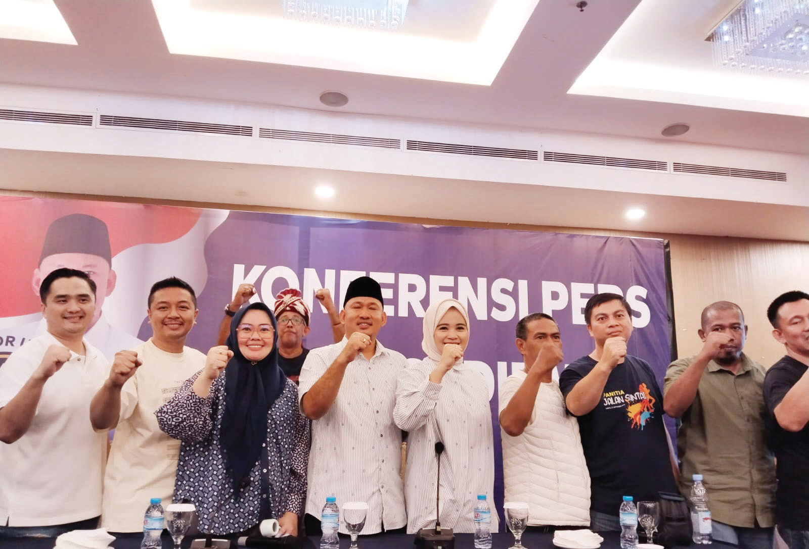 Calon Wali Kota Kendari dr.Siska Karina Imran (3 dari kiri) didampingi suami Adriatma Dwi Putra (2 dari kiri), calon Wakil Wali Kota Kendari, Sudirman (4 dari kiri) saat deklarasi kemenangan berdasarkan real count di Swiss-Belhotel Kendari, Rabu (27/11/2024) malam.