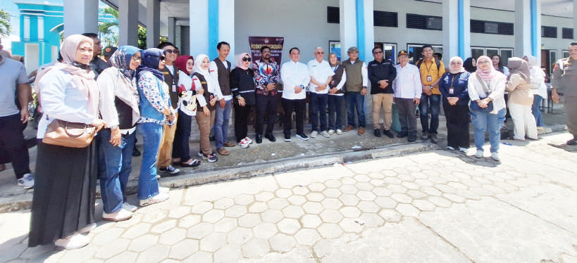 Pj Gubernur Sultra, Andap Budhi Revianto, didampingi Sekda Sultra, Asrun Lio dan Pj Bupati Konawe Stanley meninjau penyelanggaraan pemungutan suara di Kabupaten Konawe, Rabu (27/11/2024).