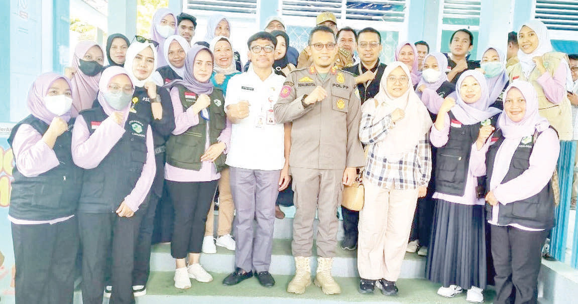 JAGA SUASANA : Pose bersama Pj Wali Kota Baubau, Dr. H. Muh. Rasman Manafi (keempat dari kanan) usai meninjau sejumlah TPS di Kelurahan Karing-Karing dengan Pj Sekot, La Ode Aswad dan unsur Forkompimda, kemarin.