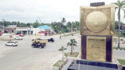 Tugu Adipura Kencana yang terletak di batas Kota Kendari-Konsel. Monumen ini menjadi kebanggaan publik atas prestasi Kota Kendari dalam mengelola kebersihan lingkungan.