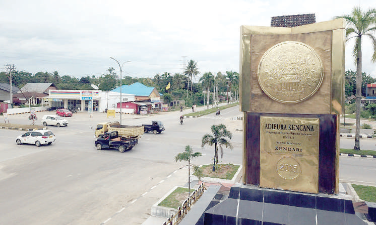 Tugu Adipura Kencana yang terletak di batas Kota Kendari-Konsel. Monumen ini menjadi kebanggaan publik atas prestasi Kota Kendari dalam mengelola kebersihan lingkungan.