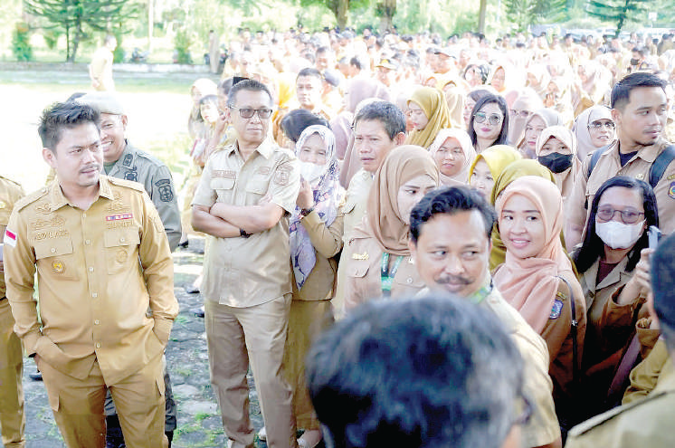 DINAS KOMINFO KABUPATEN KOLAKA TIMUR FOR KENDARI POS TETAP MELAYANI : Bupati Koltim, Abdul Azis (kiri) saat berinteraksi dengan para ASN di lingkup Pemkab, usai memimpin apel bersama, sebagai salah satu upaya pembinaan disiplin dan koordinasi dalam mendukung pencapaian pelaksanaan tugas pemerintah.