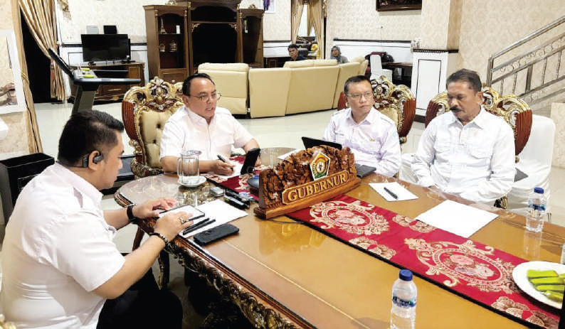 RAPAT VIRTUAL: Pj Gubernur Sultra, Andap Budhi Revianto (dua dari kiri) didampingi sejumlah pejabat Pemprov saat melakukan video conference dengan Pj Bupati/Walikota se-Sultra. Dia ingin memastikan kondusivitas wilayah pasca pencoblosan.