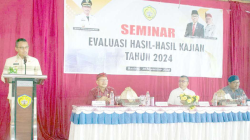 DOKUMEN PENELITIAN : Seminar evaluasi hasil-hasil penelitian pada bidang sosial, budaya, ekonomi dan kependudukan yang laksanakan Balitbangda Kota Baubau, kemarin.