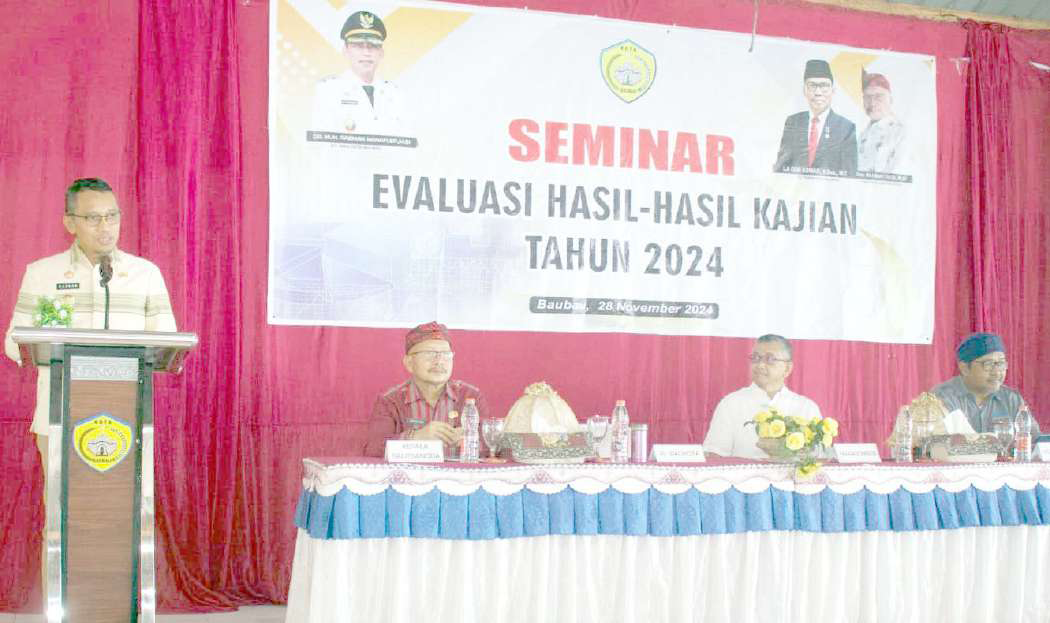 DOKUMEN PENELITIAN : Seminar evaluasi hasil-hasil penelitian pada bidang sosial, budaya, ekonomi dan kependudukan yang laksanakan Balitbangda Kota Baubau, kemarin.