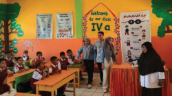 Suasana praktik mengajar Mahasiswa/i UHO di SDN 70 Kendari.