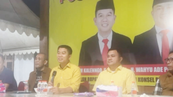 DEKLARASI KEMENANGAN: Calon Bupati Konsel Irham Kalenggo (tengah) dan Calon Wakil Bupati Wahyu Ade Pratama (dua dari kanan) bersama Ketua Tim Pemenangan Jabal Nur, Ketua DPRD Konsel Hamrin, serta mantan Wakil Bupati Konsel, Dr. Arsalim, saat mendeklarasikan kemenangan Pilkada, Kamis (28/11/2024).