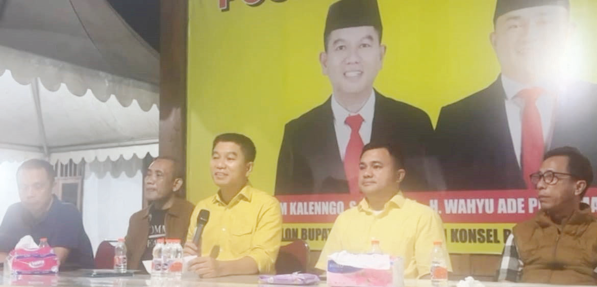 DEKLARASI KEMENANGAN: Calon Bupati Konsel Irham Kalenggo (tengah) dan Calon Wakil Bupati Wahyu Ade Pratama (dua dari kanan) bersama Ketua Tim Pemenangan Jabal Nur, Ketua DPRD Konsel Hamrin, serta mantan Wakil Bupati Konsel, Dr. Arsalim, saat mendeklarasikan kemenangan Pilkada, Kamis (28/11/2024).