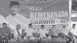 Calon Bupati Mubar La Ode Darwin (keempat dari kiri) didampingi sang istri Rika Purwaningsih (ketiga dari kiri) dan Calon Wakil Bupati Mubar, Ali Basa (kelima dari kiri) berposee bersama saat pidato kemenangan.