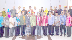 LEMBAGA ADAT : Pose bersama para raja dan Sultan se-Indonesia yang tergabung dalam Forum Silaturahmi Keraton Nusantara sebelum menghadiri undangan pelantikan Sultan Buton di Masjid Agung Keraton, kemarin.