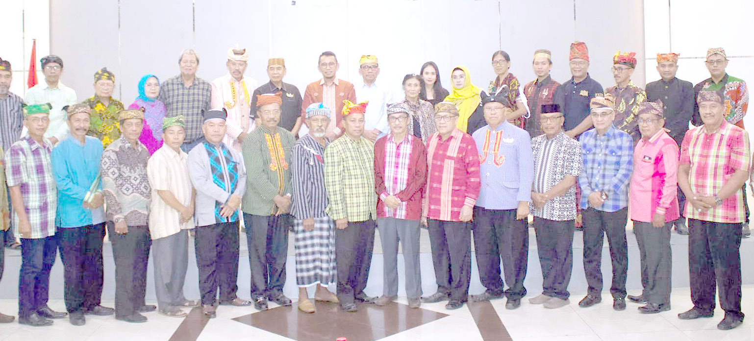 LEMBAGA ADAT : Pose bersama para raja dan Sultan se-Indonesia yang tergabung dalam Forum Silaturahmi Keraton Nusantara sebelum menghadiri undangan pelantikan Sultan Buton di Masjid Agung Keraton, kemarin.