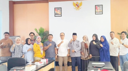 PROGRAM PANGAN MURAH : Asisten II Setda Kota Kendari, Jahidding (keenam dari kanan) foto bersama usai rapat pengendalian inflasi bersama BPS Kota Kendari, kemarin. (AGUS SETIAWAN/KENDARI POS)