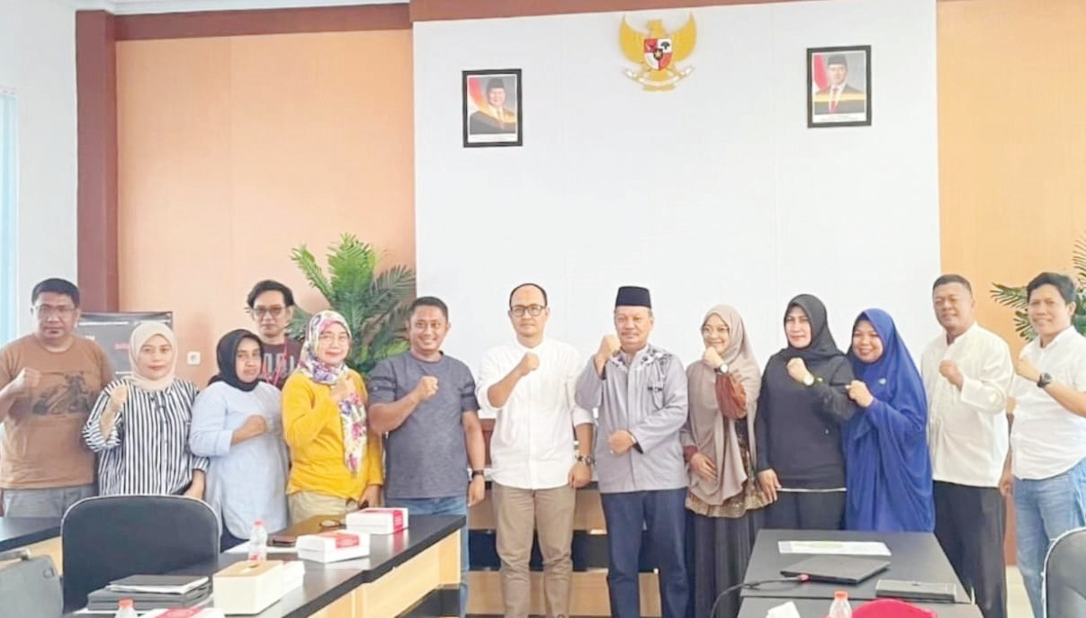 PROGRAM PANGAN MURAH : Asisten II Setda Kota Kendari, Jahidding (keenam dari kanan) foto bersama usai rapat pengendalian inflasi bersama BPS Kota Kendari, kemarin. (AGUS SETIAWAN/KENDARI POS)