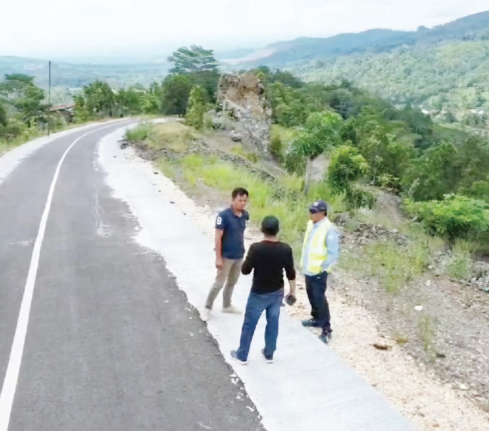 DINAS SDA DAN BINA MARGA SULTRA FOR KENDARI POS PERBAIKAN JALAN : Kepala Dinas SDA dan Bina Marga Sultra Pahri Yamsul (Pakai rompi) meninjau progres perbaikan jalan. Sejauh, progresnya pengerjaan sudah mencapai 95 persen