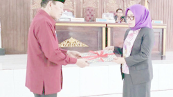 ALOKASI ANGGARAN : Bupati Butur, Dr. H. Muh. Ridwan Zakariah (kiri) saat menyerahkan pengantar nota keuangan terkait Raperda APBD tahun 2025 di gedung DPRD.