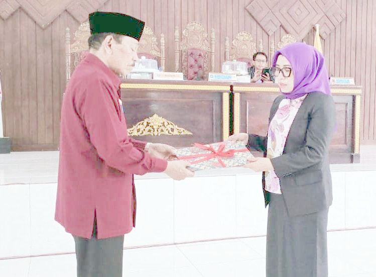 ALOKASI ANGGARAN : Bupati Butur, Dr. H. Muh. Ridwan Zakariah (kiri) saat menyerahkan pengantar nota keuangan terkait Raperda APBD tahun 2025 di gedung DPRD.