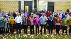 PELATIHAN PENYUSUNAN LPPD : Asisten I Setda Kota Kendari Amir Hasan (lima dari kiri) dan Inspektur Kota Kendari Sri Yusnita foto bersama pada pelatihan klinik Penyusunan Laporan Penyelenggaraan Pemerintah Daerah (LPPD) lingkup Pemerintah Kota Kendari, kemarin. (AGUS SETIAWAN/KENDARI POS)