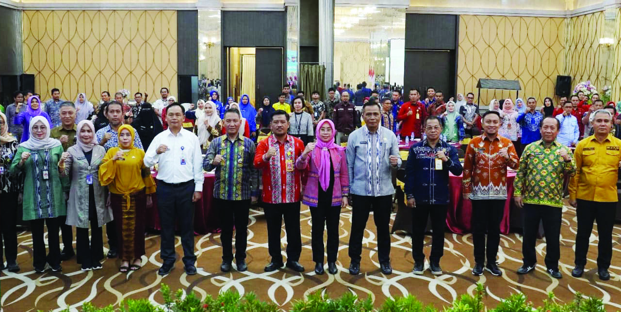 PELATIHAN PENYUSUNAN LPPD : Asisten I Setda Kota Kendari Amir Hasan (lima dari kiri) dan Inspektur Kota Kendari Sri Yusnita foto bersama pada pelatihan klinik Penyusunan Laporan Penyelenggaraan Pemerintah Daerah (LPPD) lingkup Pemerintah Kota Kendari, kemarin. (AGUS SETIAWAN/KENDARI POS)