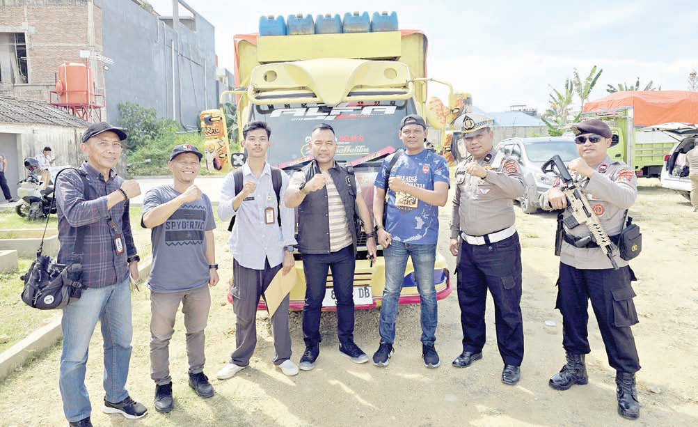 PILKADA : Armada angkutan pemuat logistik surat suara yang tiba di gudang KPU Koltim dan dalam pengawalan aparat keamanan. Proses sortir akan segera dilakukan untuk kemudian didistribusikan. (KUSDIN/KENDARI POS)