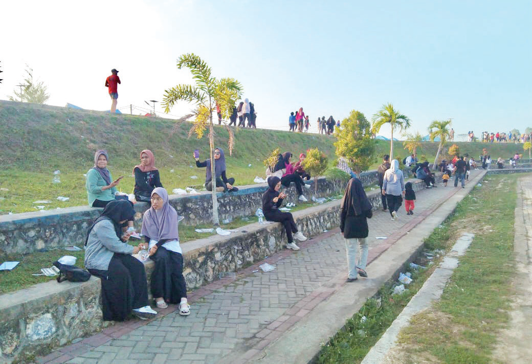 KOLAM RETENSI : Sampah berserakan di sekitar Kolam Retensi, Jumat (28/11). Dinas Lingkungan Hidup (DLH) Kota Kendari berencana akan menambah tong sampah.