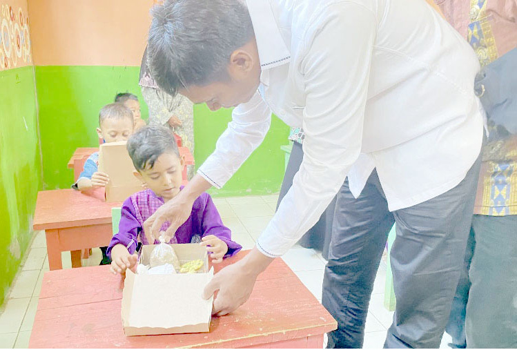 SIAPKAN GENERASI : Pj Bupati Kolut, Yusmin, ketika melakukan kunjungan pada salah satu TK di Desa Tebogeno, Kecamatan Lambai untuk melihat langsung program makan siang gratis sebagai proyek percontohan pada beberapa sekolah. (DINAS KOMINFO KABUPATEN KOLAKA UTARA FOR KENDARI POS)