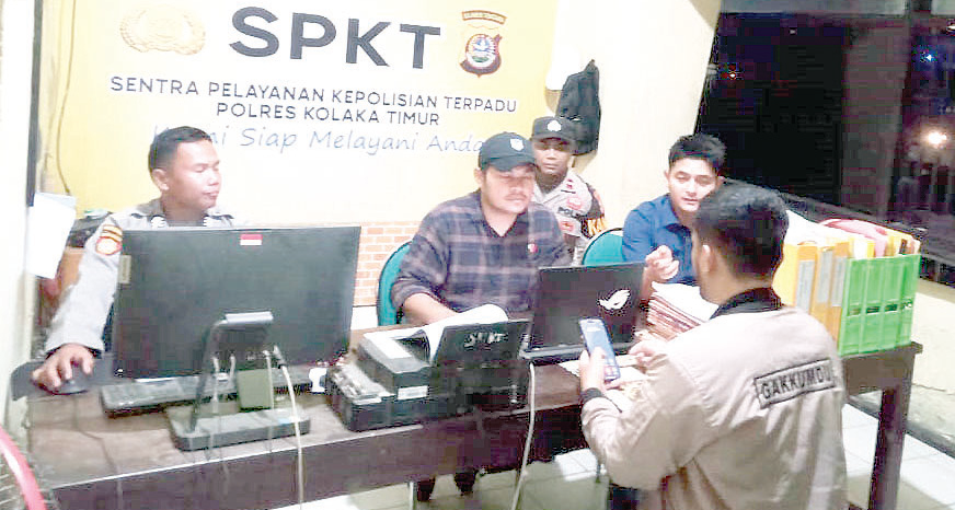 PENYIDIKAN : Suasana penyerahan berkas laporan pelanggaran netralitas ASN yang dilimpahkan Koordiv Penanganan Pelanggaran dan Penyelesaian Sengketa Bawaslu Koltim, Ian Purnama Junior, ke pihak Polres setempat untuk ditindaklanjuti. (KUSDIN/KENDARI POS)