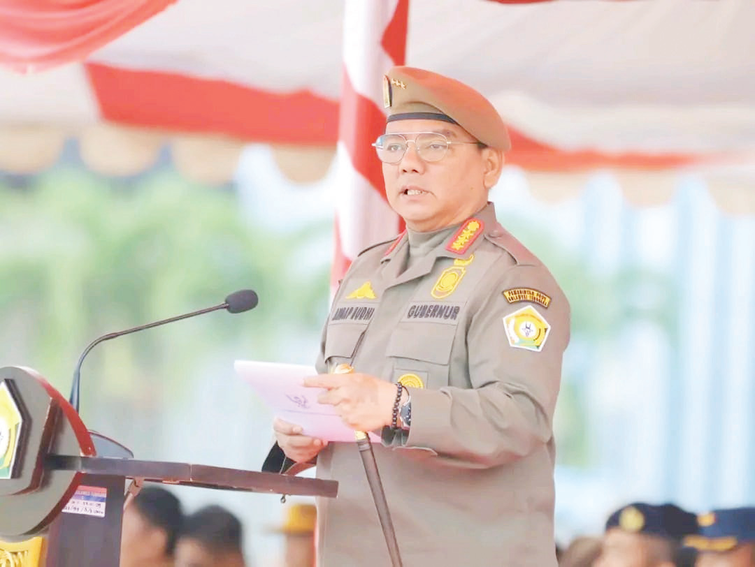 Pj Gubernur Sultra Andap Budhi Revianto memberi pengarahan saat memimpin apel gelar pasukan kesiapsiagaan Satpol PP dan Satlinmas dalam rangka Pilkada serentak di pelataran kantor Sekretariat Provinsi (Setprov) Sultra, Senin (4/11). (IST)