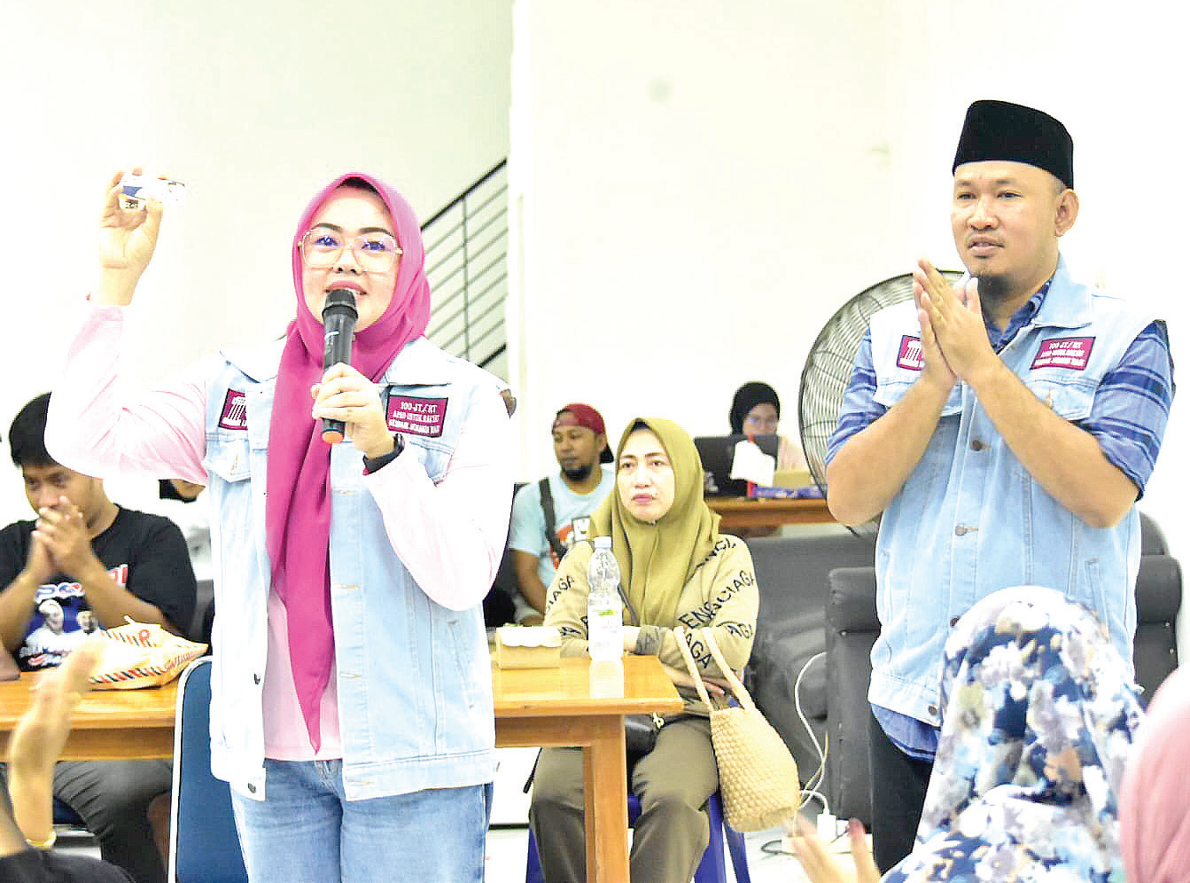 Calon Wali Kota Kendari dr.Siska Karina Imran dan calon Wakil Wali Kota Kendari, Sudirman saat meluncurkan kartu UMKM Maju kepada ratusan pelaku UMKM di Kota Kendari, baru-baru ini. (IST)