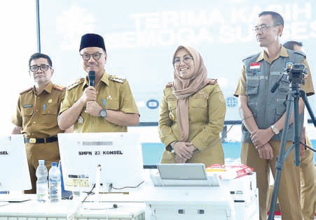 Bupati Konsel, Surunuddin Dangga (2 dari kiri) didampingi Sekda Konsel Hj.St.Chadidjah (2 dari kanan) meninjau pelaksanaan tes SKD CPNSD Konsel secara mandiri, Senin (5/11/2024).