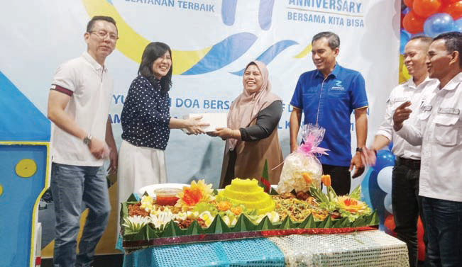 Pemilik dan komisaris Hotel Zenith bersama GM Corporate Hotel Zenith, Wisnu Aditya, saat perayaan ulang tahun. (IST)