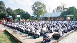 SIswa-siswi SMP Negeri 20 Kendari mengikuti giat Kendari Pos-Telkomsel Road to School. (IST)