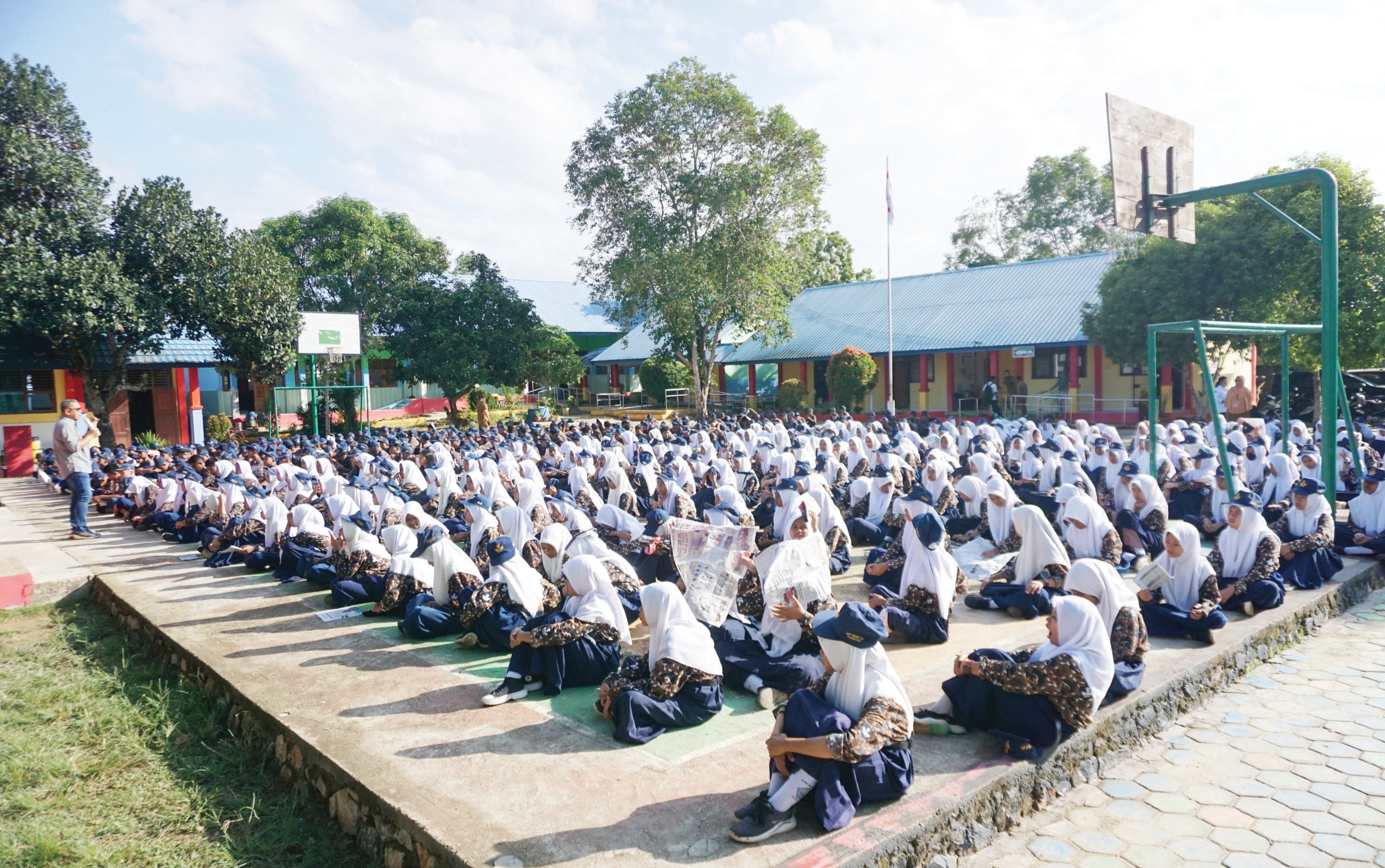 SIswa-siswi SMP Negeri 20 Kendari mengikuti giat Kendari Pos-Telkomsel Road to School. (IST)