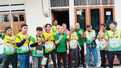 KAMPANYE : Paslon Wali Kota dan Wakil Wali Kota Kendari Aksan Jaya Putra dan Andi Sulolipu berfoto bersama simpatisan ketika di lorong pekuburan jalan Pangeran Antasari Kecamatan Poasia, Selasa (5/11). (LAODE IDRIS SYAPUTRA/KENDARI POS)