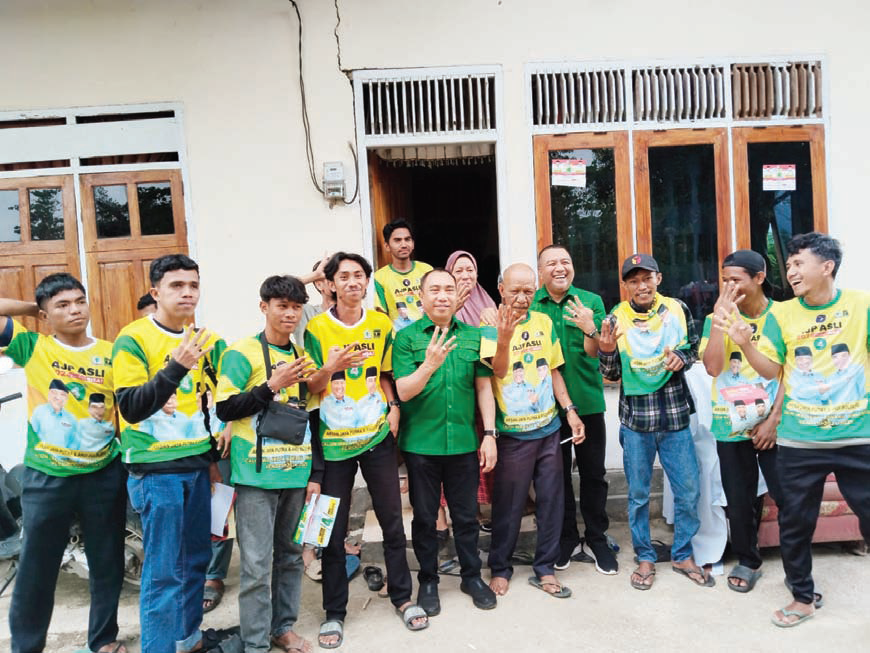 KAMPANYE : Paslon Wali Kota dan Wakil Wali Kota Kendari Aksan Jaya Putra dan Andi Sulolipu berfoto bersama simpatisan ketika di lorong pekuburan jalan Pangeran Antasari Kecamatan Poasia, Selasa (5/11). (LAODE IDRIS SYAPUTRA/KENDARI POS)