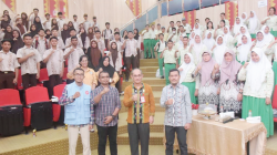 SOSIALISASI PEMILIH PEMULA : Staf Ahli bidang kemasyarakatan, SDM dan Kerjasama Pemkot Kendari, Sudirham bersama jajaran foto bersama pemilih pemula di Balai Kota Kendari, kemarin. (AGUS SETIAWAN/KENDARI POS)