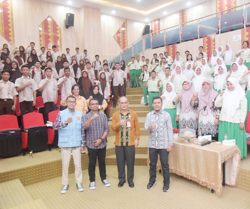 SOSIALISASI PEMILIH PEMULA : Staf Ahli bidang kemasyarakatan, SDM dan Kerjasama Pemkot Kendari, Sudirham bersama jajaran foto bersama pemilih pemula di Balai Kota Kendari, kemarin. (AGUS SETIAWAN/KENDARI POS)